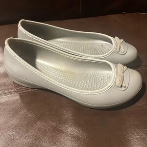 Crocs Silver Flats Women's 8 comfort cozy durable shoes